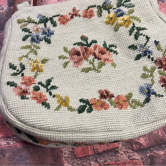 Vintage Handcrafted Floral Tapestry Handbag Needlepoint Cutch Bag Wooden Handle - Picture 5 of 14